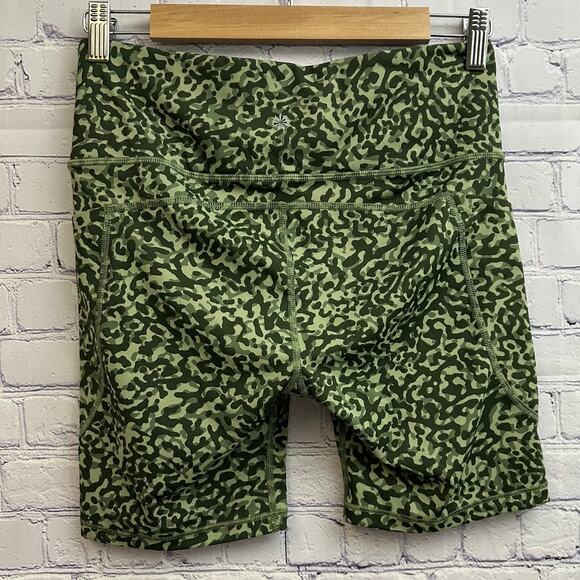 Athleta Ultimate Stash II 7" Biker Shorts Green Clouded Leopard Medium Athletic - Picture 3 of 7